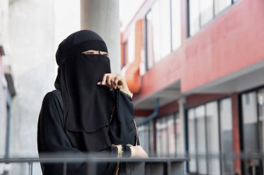 Yüzüne nikab peçesi, geleneksel İslami yüz maskesi, Müslüman kültüründe sosyal uzaklık kavramı takılan Arap kadın portresi