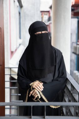 Yüzüne nikab peçesi takan Arap kadının portresi, geleneksel İslami yüz maskesi; Müslüman kültüründe sosyal uzaklık kavramı
