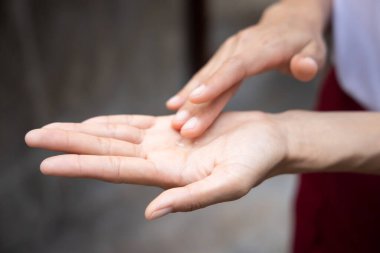 Kadın elini alkol jeliyle ya da el dezenfektanıyla yıkıyor; COVID-19 salgını olan yeni normal yaşam tarzı