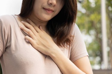 hazımsızlık sorunu olan hasta kadın, asit reflüsü veya gerd semptomları; kadın sağlığı, vücut bakımı, hastalık, ağrı, asit reflü, zatürree, virüs hastalığı konsepti; 20 'li yaşlarda genç Asyalı kadın model