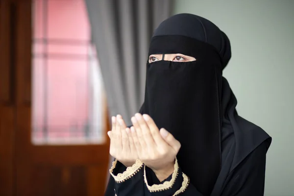 イスラム教の祈りの手を持つ若い現代の中東イスラム教徒の女性 ラマダーンの概念 イード フィトル イスラム教の祈り イスラム教の祭り イスラム教の宗教活動 — ストック写真