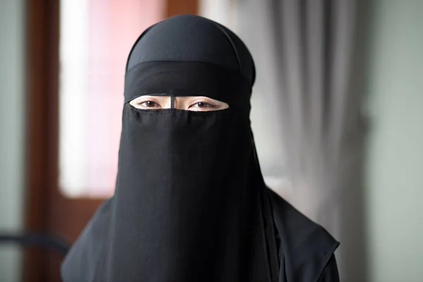Niqaab Peçeli Mutlu Gülümseyen Arap Kadın Siyah Slami Elbise Sana — Stok fotoğraf
