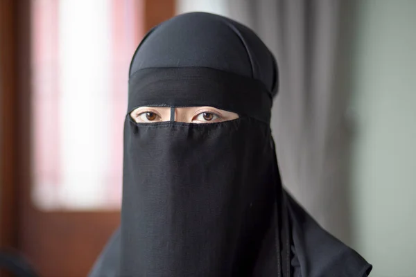 Donna Araba Velo Niqaab Vestito Islamico Nero Che Guarda — Foto Stock