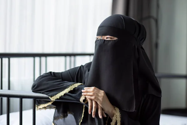 Saúdskoarabská Muslimka Šatech Niqab Relaxační Vnitřní — Stock fotografie