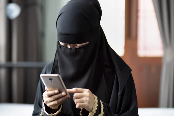 Mellanösternmuslimska Kvinnan Saudiarabien Använder Smartphone Eller Smartphone App — Stockfoto