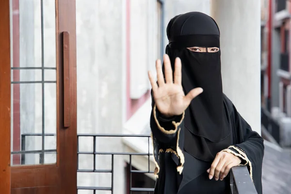 Серьезная Расстройство Ближневосточных Мусульманских Женщин Показывать Стоп Жеста Рукой — стоковое фото