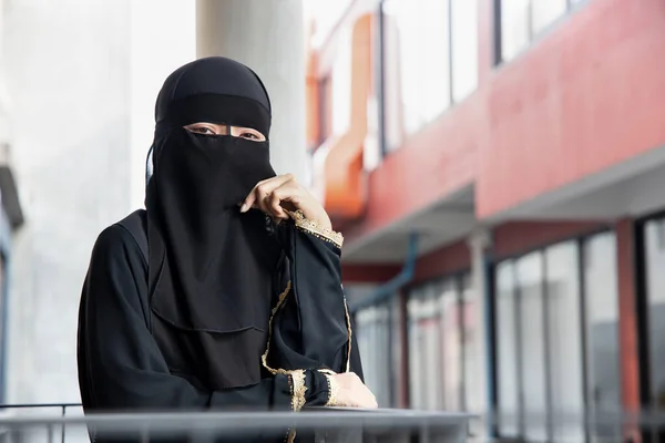Portrait Femme Arabe Pensante Couvrant Son Visage Voile Niqab Masque — Photo