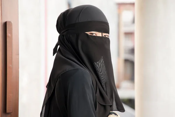 Müslüman Kültüründe Sosyal Uzaklık Kavramı Olan Geleneksel Slami Yüz Maskesi — Stok fotoğraf