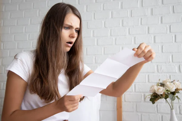 Gefrustreerde Geschokte Gestresste Vrouwen Met Dure Rekening Schuldfactuur Uitzettingsbevel Concept — Stockfoto