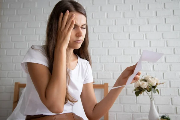 Gefrustreerde Geschokte Gestresste Vrouwen Met Dure Rekening Schuldfactuur Uitzettingsbevel Concept — Stockfoto