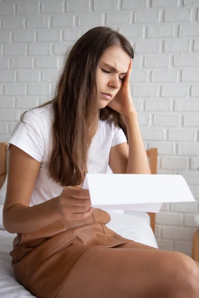 Frusztrált Sokkolt Stresszes Nők Drága Számlával Adósságszámlával Kilakoltatási Felszólítással Magas — Stock Fotó