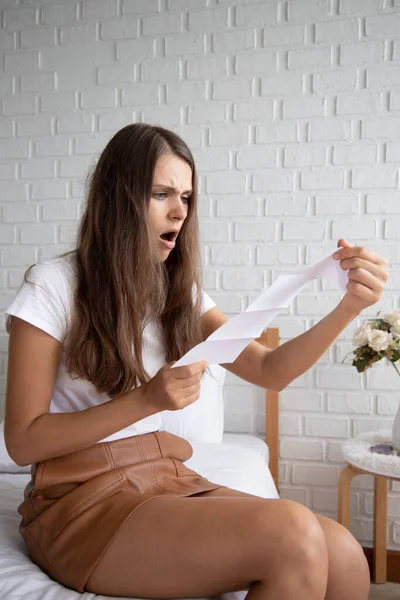 Gefrustreerde Geschokte Gestresste Vrouwen Met Dure Rekening Schuldfactuur Uitzettingsbevel Concept — Stockfoto