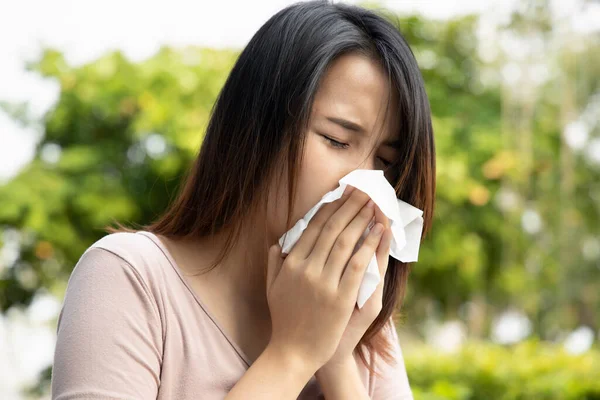 亚洲病妇女打喷嚏和流鼻涕 过敏概念 流感病毒爆发 疾病传播 控制考兰病毒爆发 Covid 19大流行病 — 图库照片