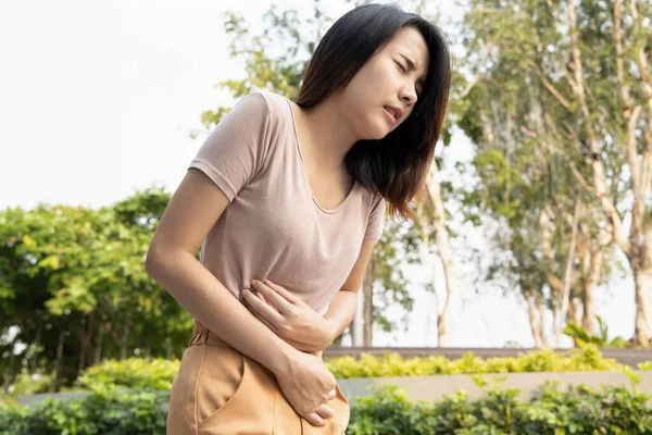 患有胃痛的妇女 患有胃痛 经期抽筋 食物中毒 酸液倒流的亚洲病人 亚洲年轻成年妇女保健模型 — 图库照片