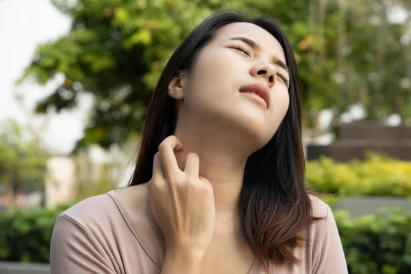 Mujer Asiática Rascarse Piel Del Cuello Concepto Piel Seca Inflamación —  Fotos de Stock