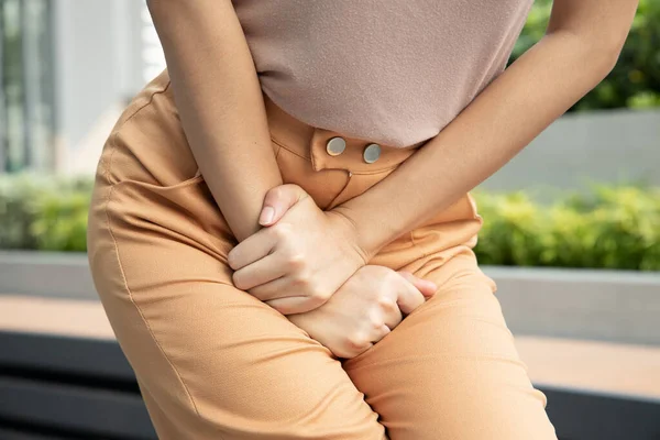 Mulher Segurando Seu Xixi Conceito Cuidados Saúde Infecção Trato Urinário — Fotografia de Stock