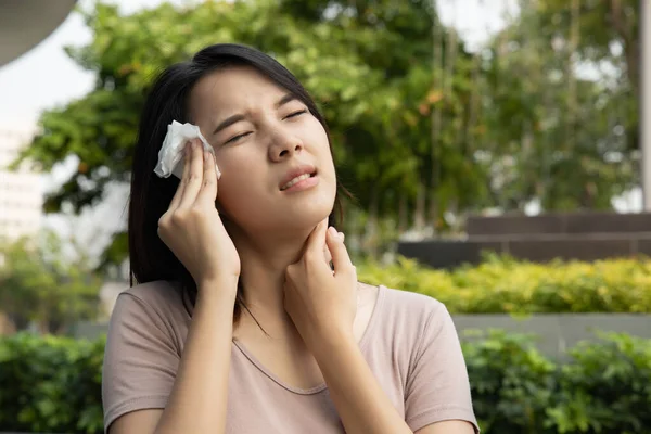 Wanita Berkeringat Musim Panas Dengan Cuaca Tropis Yang Tinggi Dan — Stok Foto