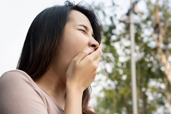 Lelah Mengantuk Perempuan Menguap Dengan Kelelahan Tidur Insomnia Overwork — Stok Foto