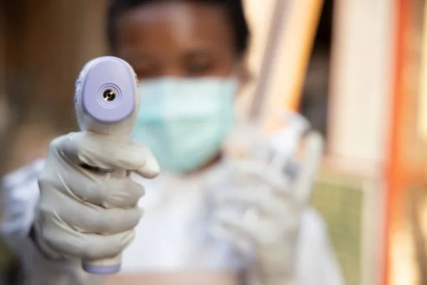 Impiegata Nera Africana Negoziante Che Tiene Dispenser Gel Alcolico Disinfettante Foto Stock