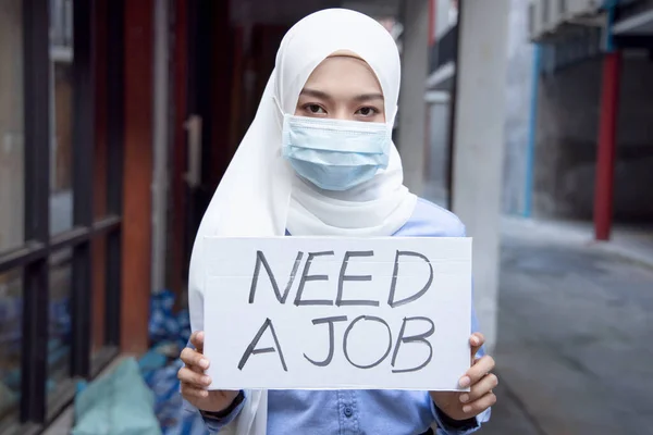 Μουσουλμάνα Γυναίκα Μάσκα Προσώπου Χωρίς Χρήματα Λόγω Περικοπής Θέσεων Εργασίας — Φωτογραφία Αρχείου
