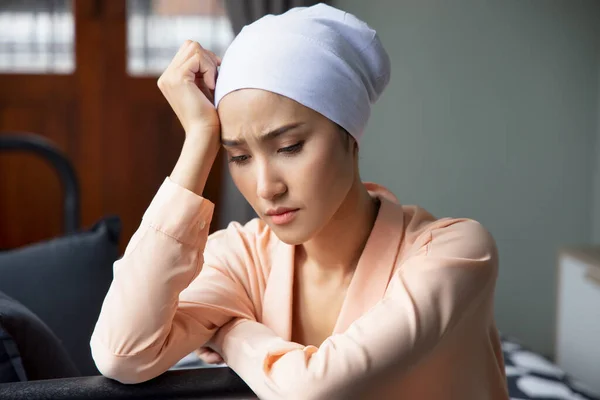 Porträtt Ledsen Asiatisk Kvinna Cancer Patient Bär Huvudduk Efter Att — Stockfoto