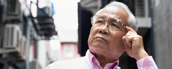 Banner Asiatischer Älterer Mann Schaut Auf Denkt Nach Oder Plant — Stockfoto