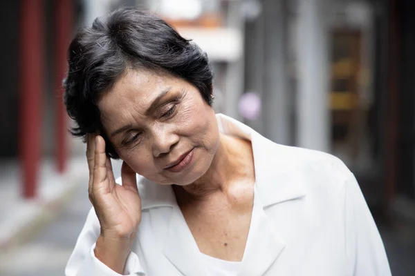 Больная Старшая Азиатская Женщина Страдает Головной Болью Здоровье Болезнь Концепция — стоковое фото