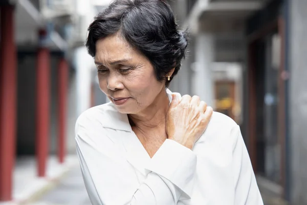 Vecchia Donna Anziana Soffre Dolore Alle Articolazioni Della Spalla Osteoporosi — Foto Stock