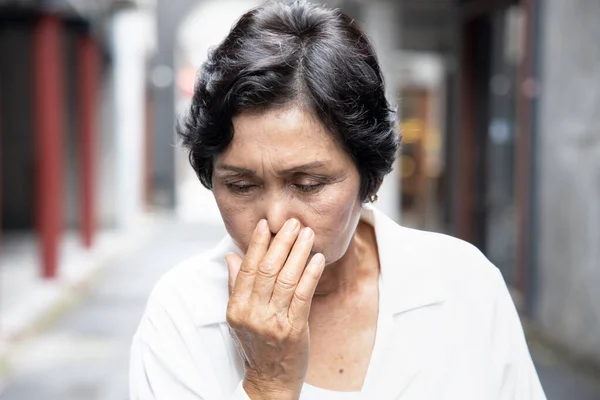 Malato Anziana Donna Ottenere Raffreddore Influenza Con Naso Che Cola — Foto Stock