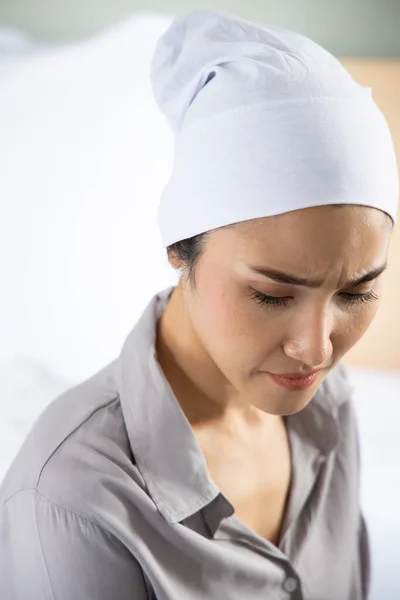 Débil Mujer Asiática Cáncer Paciente Usando Cabeza Bufanda Después Sufrir —  Fotos de Stock