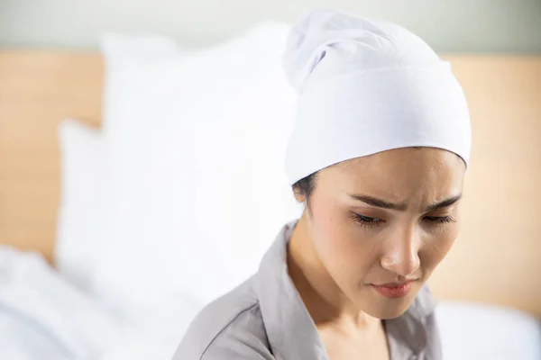 Schwache Asiatische Krebspatientin Mit Kopftuch Nach Schwerem Haarausfall Und Schmerzen — Stockfoto
