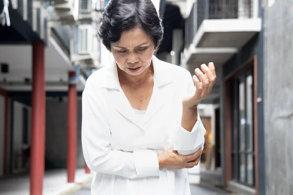 Gammal Asiatisk Senior Kvinna Lider Armbåge Ledvärk Eller Arm Ben Stockbild