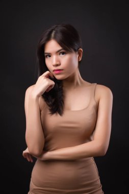 Zarif bir gece elbisesi içindeki kendine güvenen Asyalı kadın.