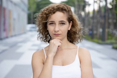 Stresli orta yaşlı beyaz kadın düşünme ya da planlama