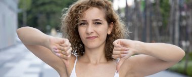 Üzgün kadın reddeden baş parmak hareketi yapıyor, afiş biçimi