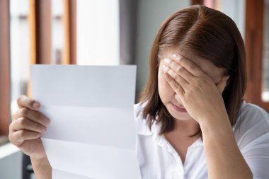 Pahalı bir faturası olan, hayal kırıklığına uğramış, şoke olmuş, stresli orta yaşlı kadın, borç faturası, tahliye ihbarı; yüksek yaşam maliyeti, pahalı fatura, ekonomik durgunluk, işsiz para
