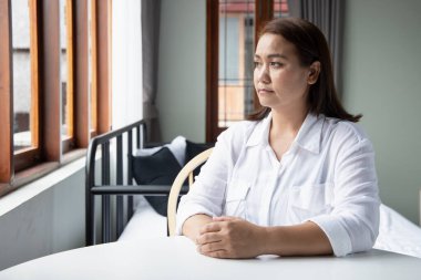 Pencereden bakan orta yaşlı kadın