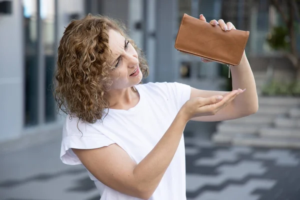 Werkloze Vrouw Zonder Geld Haar Portemonnee Concept Van Economische Crisis — Stockfoto