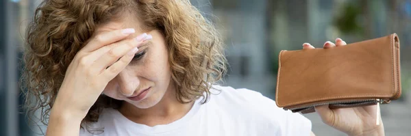 Donna Senza Lavoro Che Non Soldi Nella Sua Borsa Concetto — Foto Stock