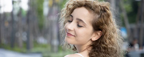 Bandeira Feliz Sorrindo Mulher Caucasiana Meia Idade — Fotografia de Stock