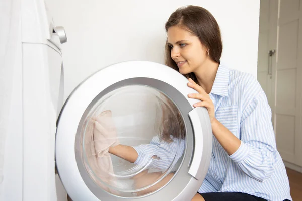 Wanita Bahagia Melakukan Pekerjaan Kotor Mencuci Pakaian Dengan Mesin Cuci — Stok Foto