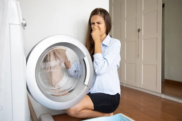 Donna Infelice Che Bucato Lavando Panno Sporco Puzzolente Con Lavatrice — Foto Stock