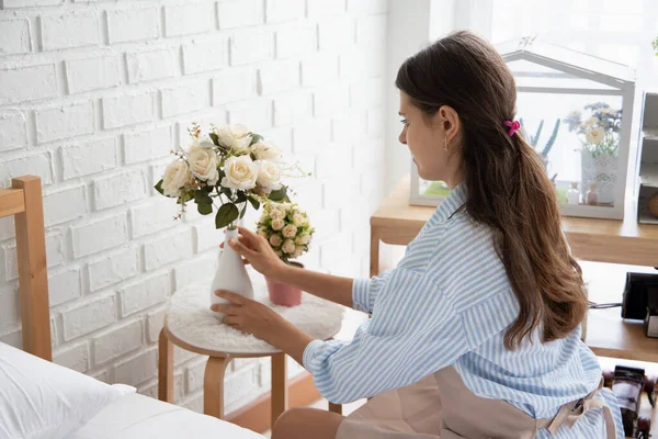 Donna Che Organizza Decorazione Floreale Organizzazione Della Casa Lavori Domestici — Foto Stock