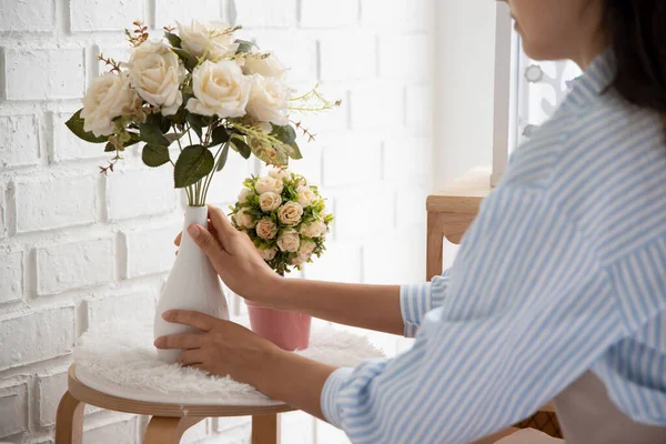 Donna Che Organizza Decorazione Floreale Organizzazione Della Casa Lavori Domestici — Foto Stock