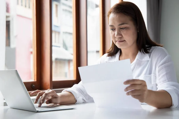 Asiatisk Medelålders Kvinna Som Arbetar Hemifrån — Stockfoto