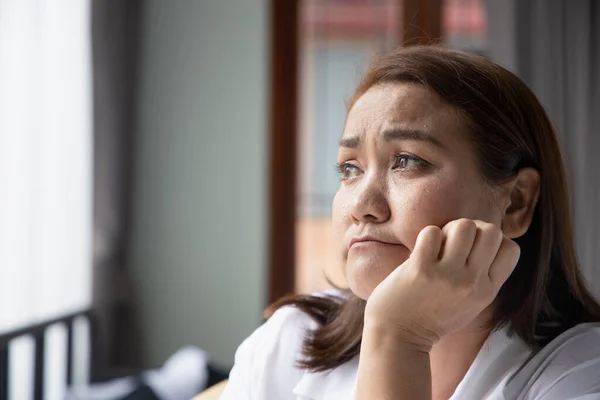 Ongelukkig Aziatische Middelbare Leeftijd Vrouw Zoek Omhoog — Stockfoto