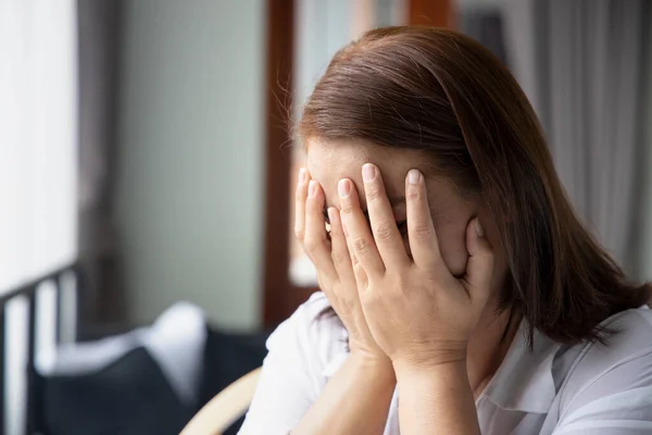 Deprimerad Asiatisk Medelålders Kvinna Gör Facepalm Gest — Stockfoto