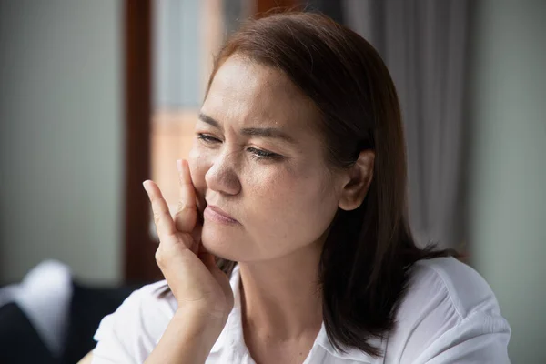Asiatische Frau Mittleren Alters Die Unter Zahnschmerzen Karies Zahnempfindlichkeit Leidet — Stockfoto