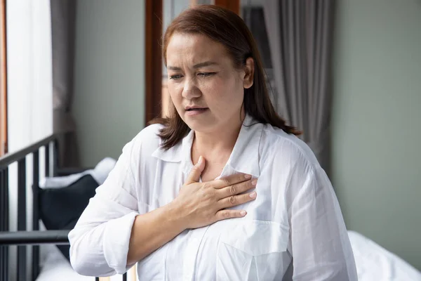 Kranke Asiatin Mittleren Alters Leidet Herzinfarkt Oder Herzstillstand — Stockfoto