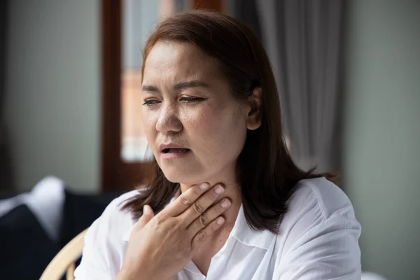 Nevolnost Asijské Ženy Středního Věku Dostat Nachlazení Nebo Chřipku Bolestí — Stock fotografie